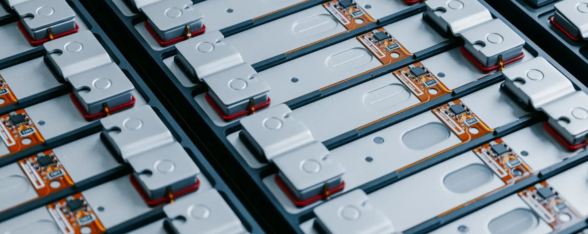 Cells in a battery pack featuring Dukosi chip on cell Cells in a battery pack featuring Dukosi chip on cell