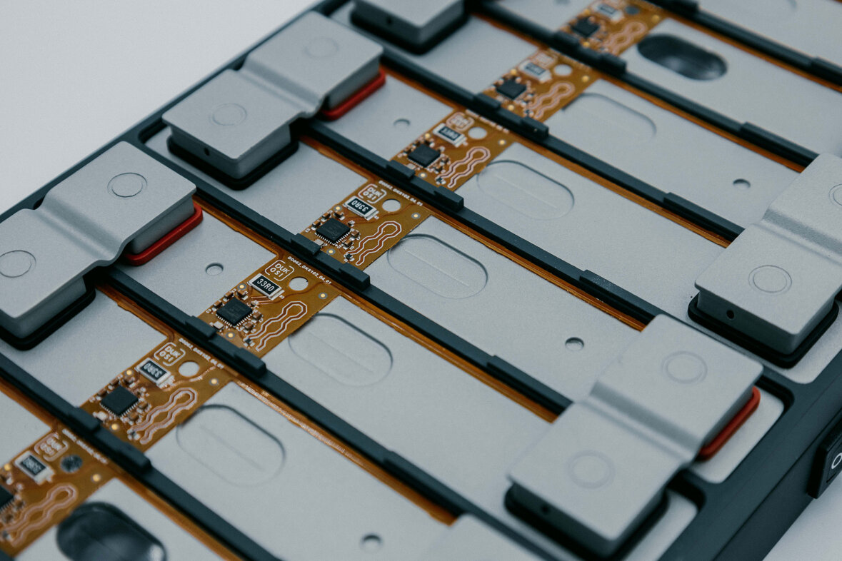 Dukosi-CM-on-prismatic-cells